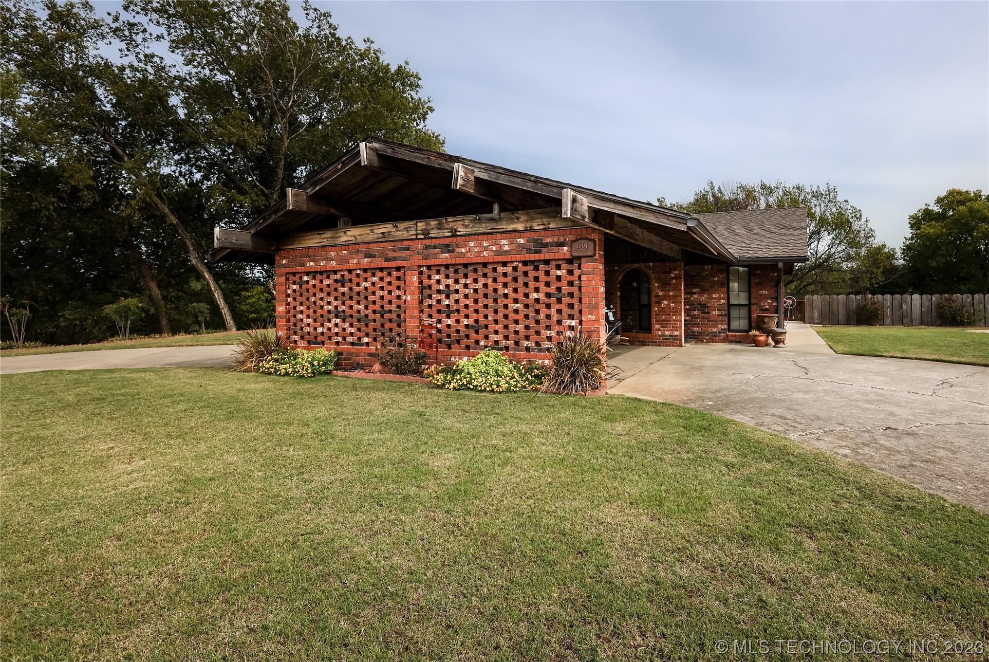 1601 Country Club Drive, Sulphur, OK lhrmls01866069