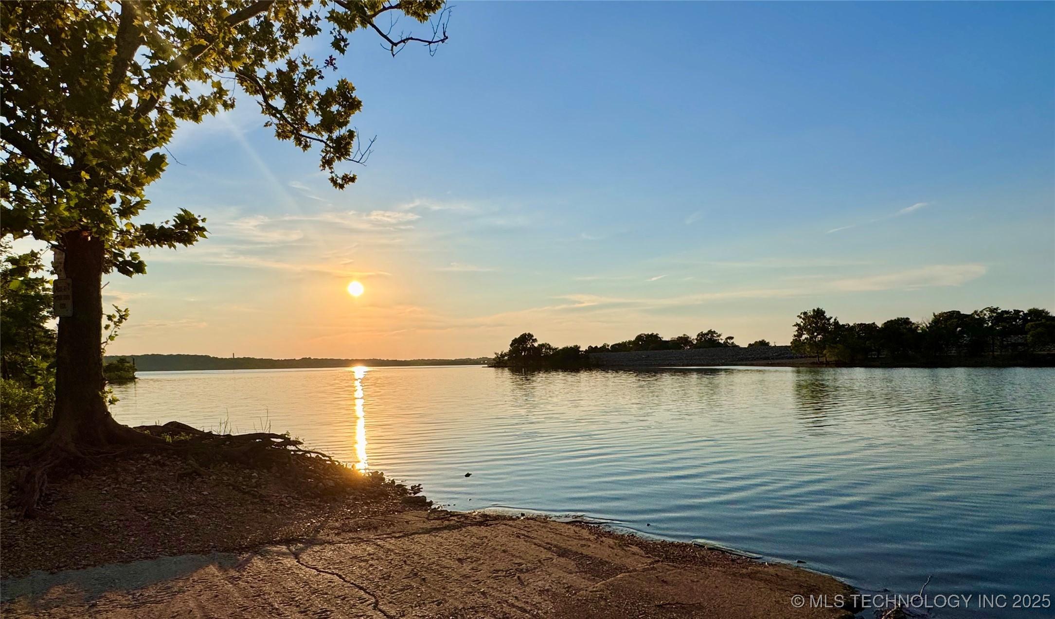 Image 1: Sunset View &ndash; Stunning evening skies over Lake Hud