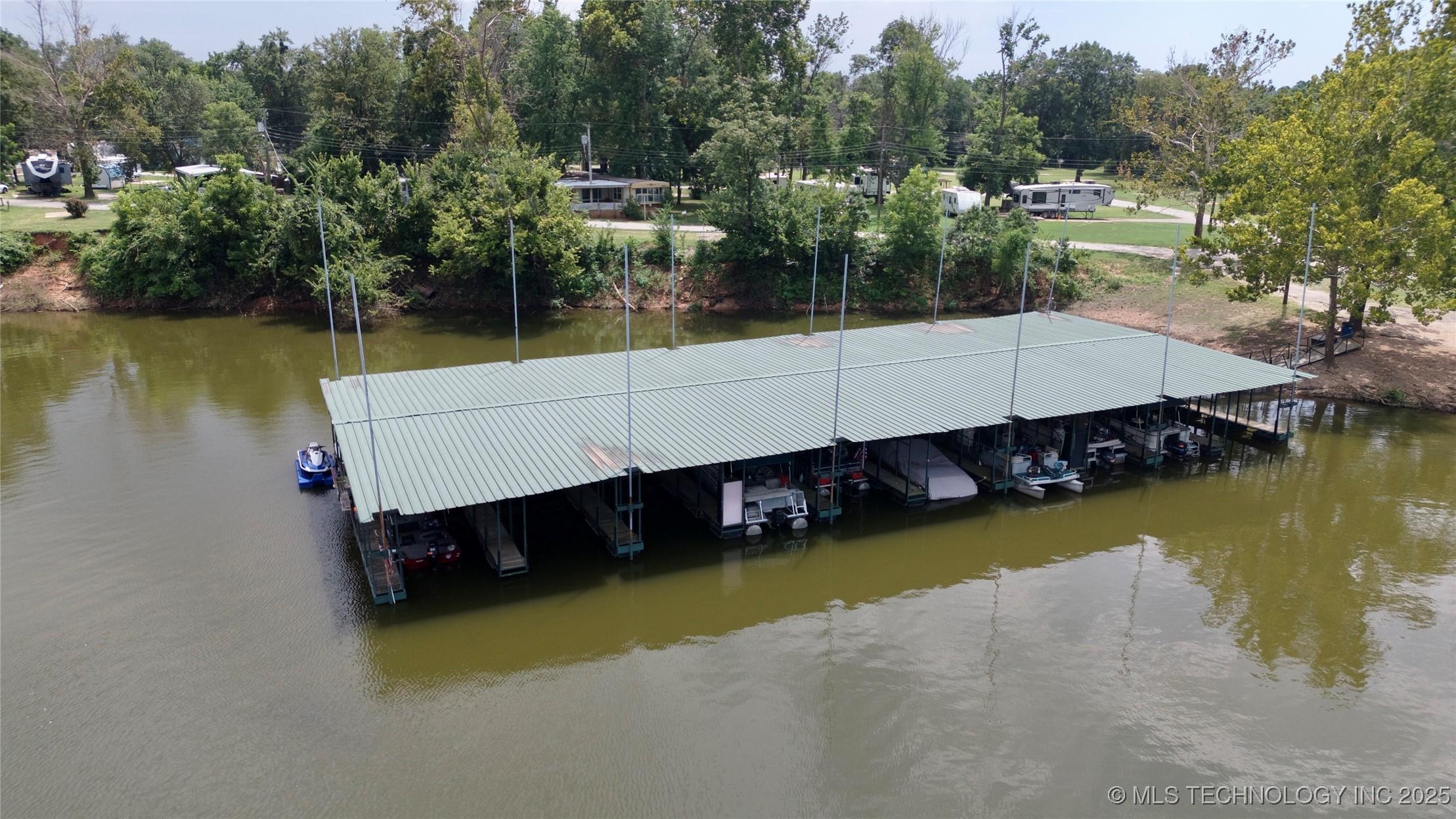Image 3: 20-Slip Boat Dock &ndash; Spacious covered dock for mult