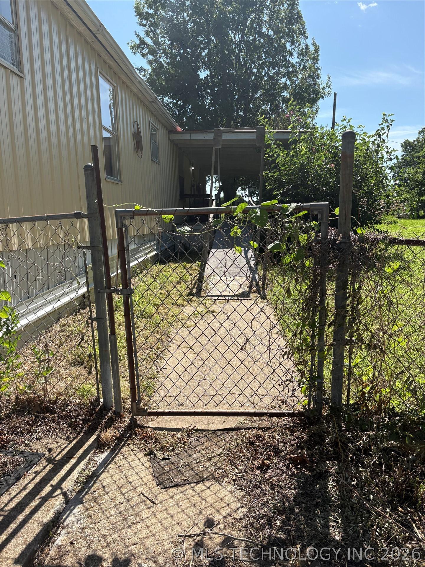 Image 4: gate to front yard