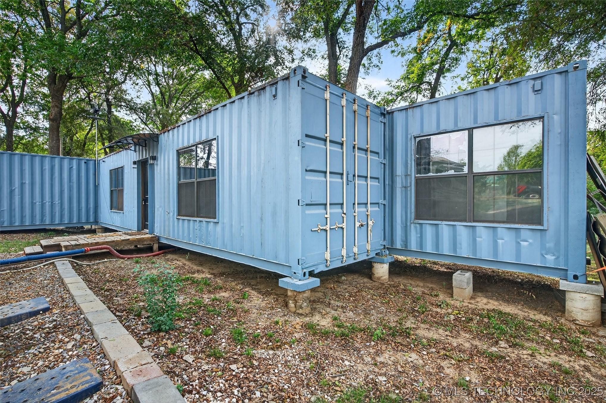 Image 1: 3 containers 40x8 attached to pillars
