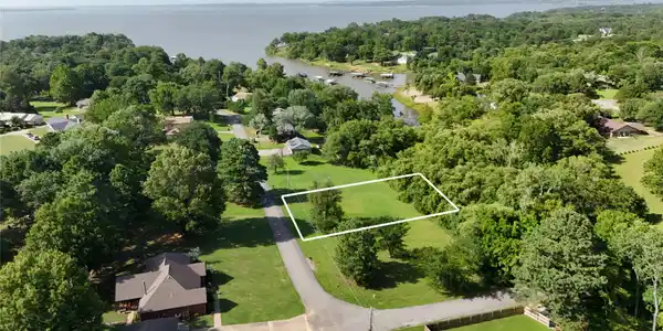 Image 4: Level lot with mature trees and direct street acce