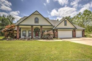 1402 NE Oakridge Drive