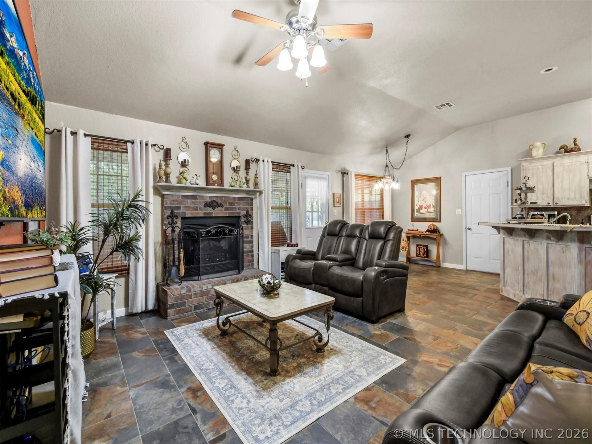 Image 3: Living Room