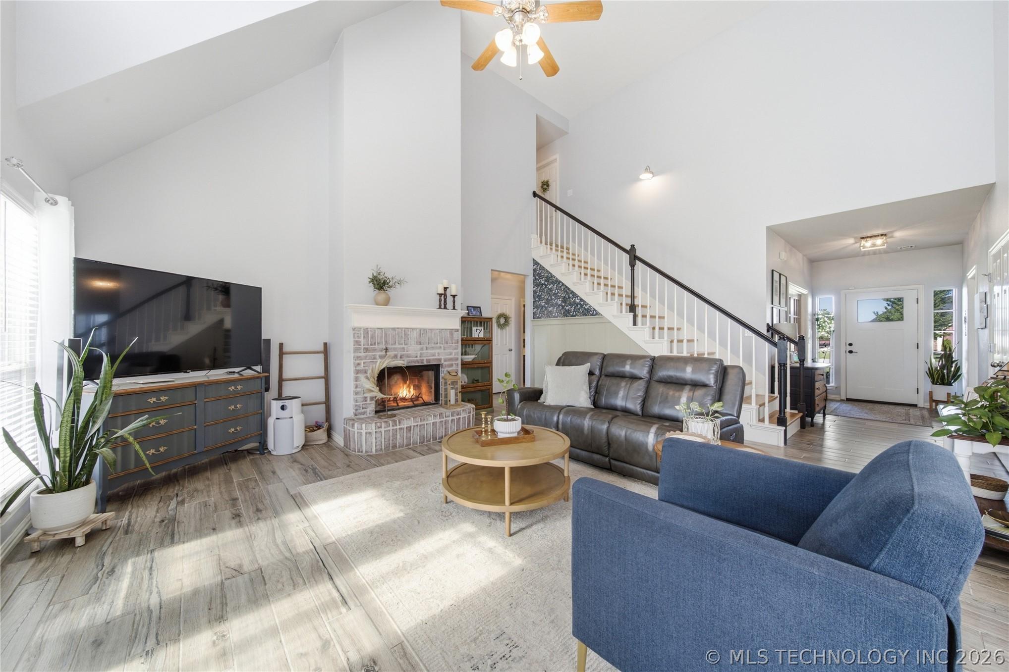 Image 4: Main Living