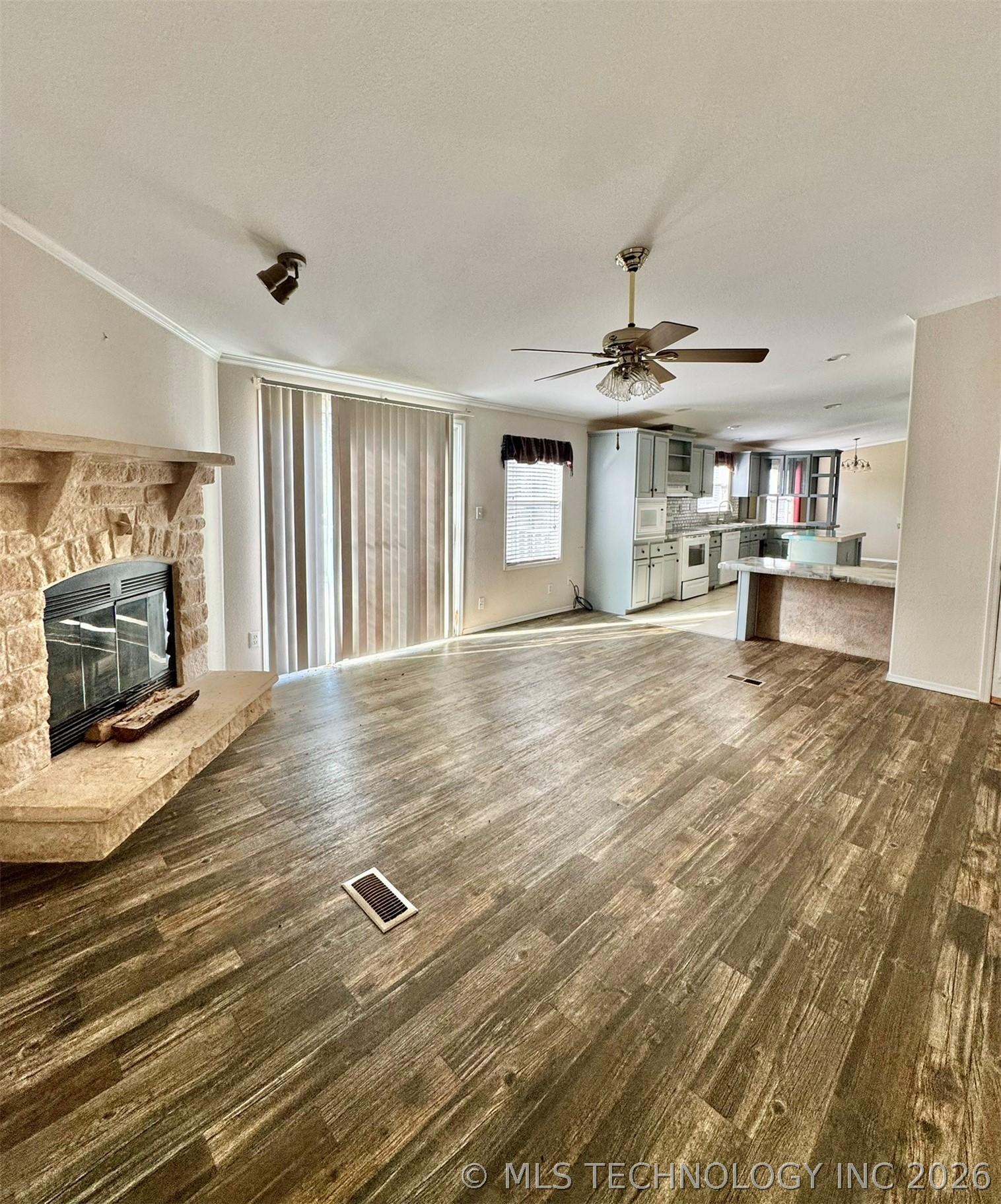 Image 4: Living area 1