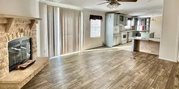Image 4: Living area 1