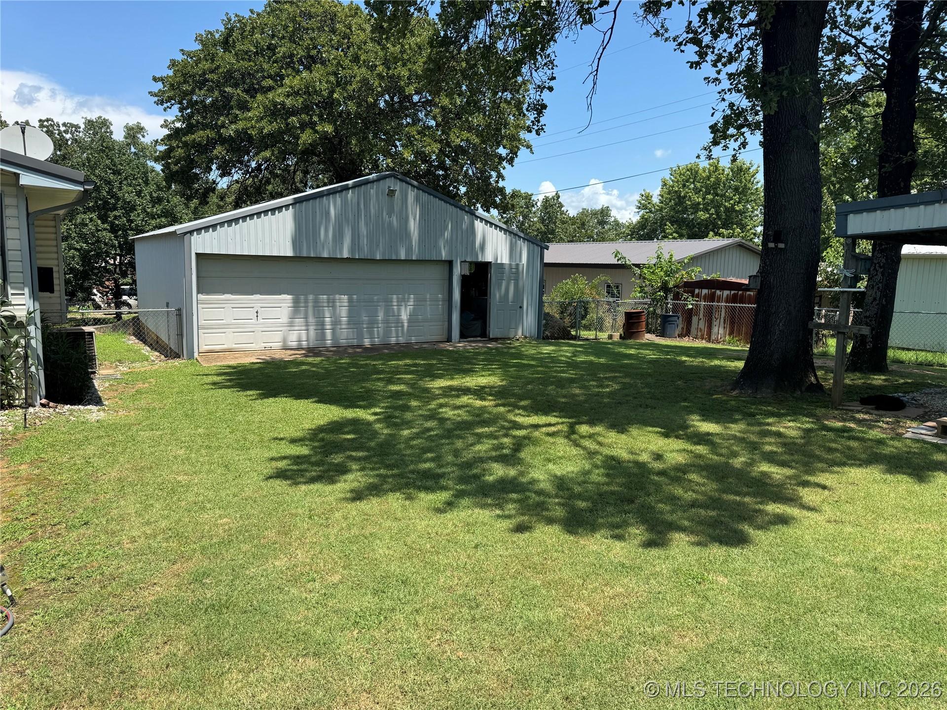 Image 2: Nice double garage/ shop