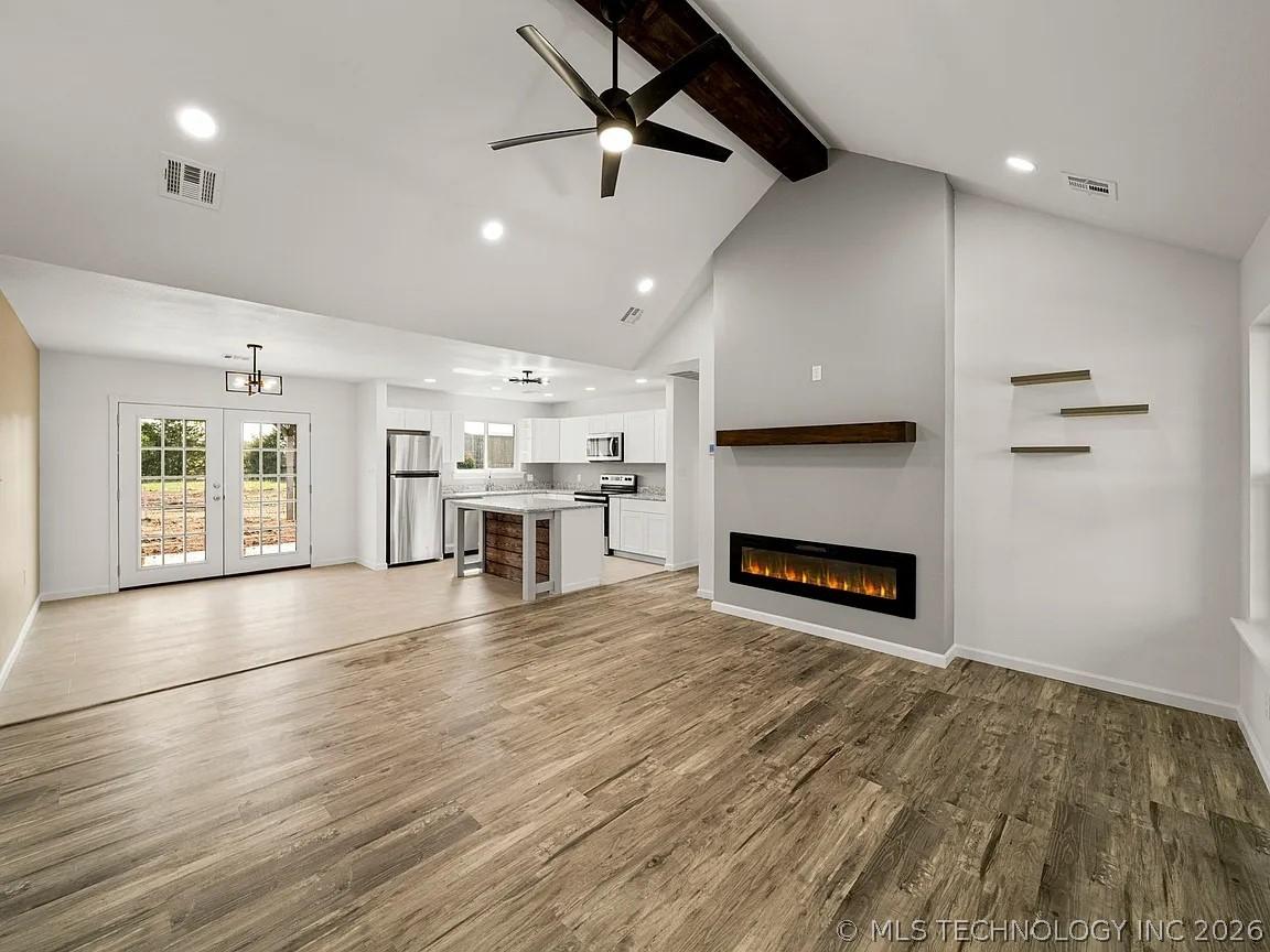 Image 3: Living Room