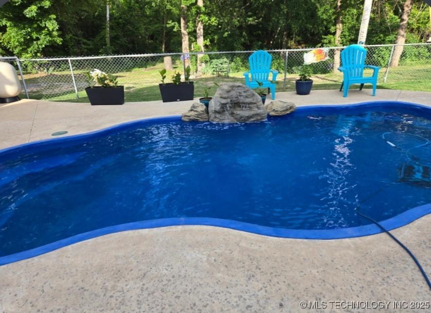 Image 3: Salt water pool