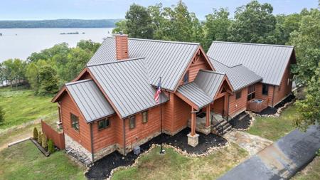 685 River Oaks