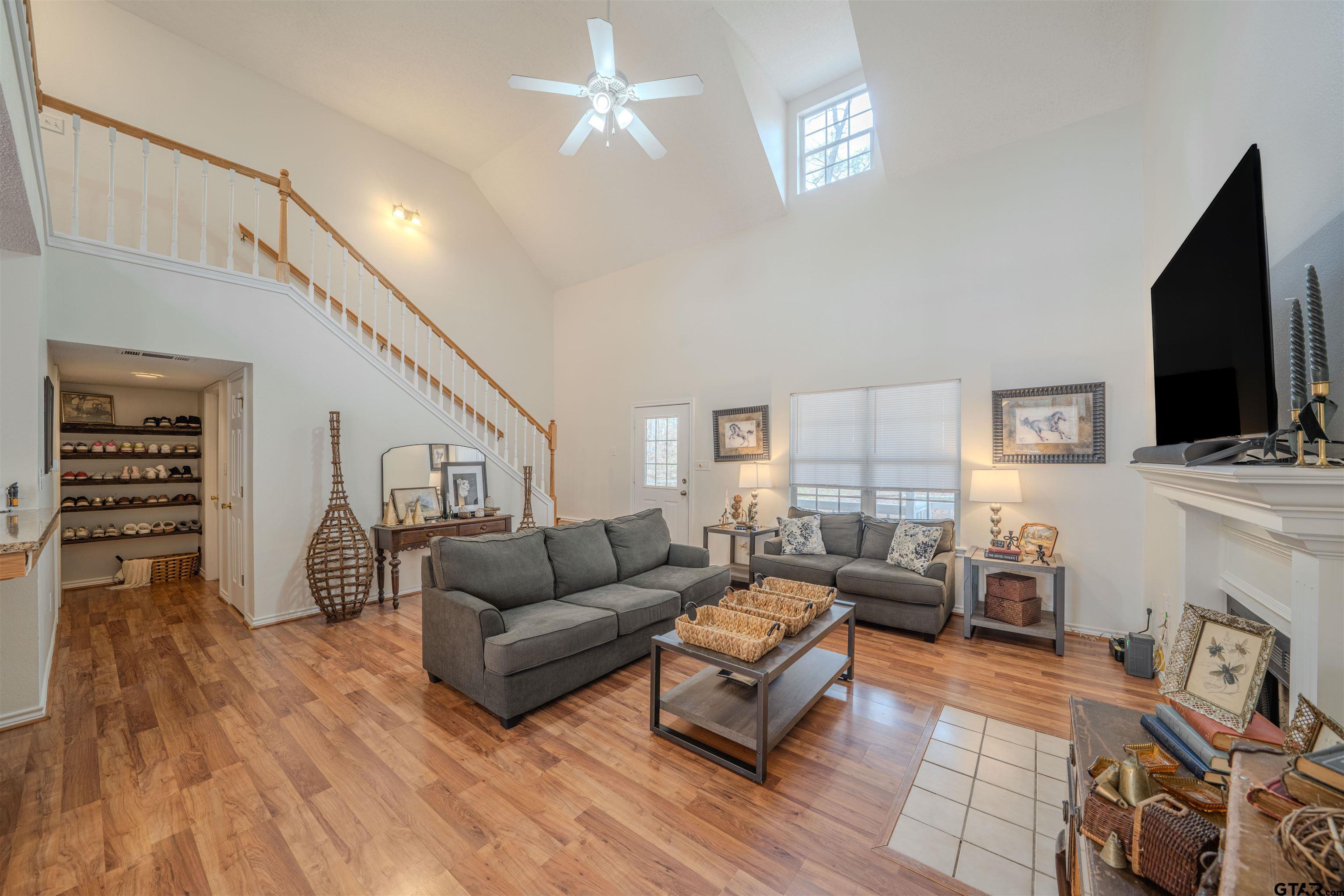 Image 2: Living Room