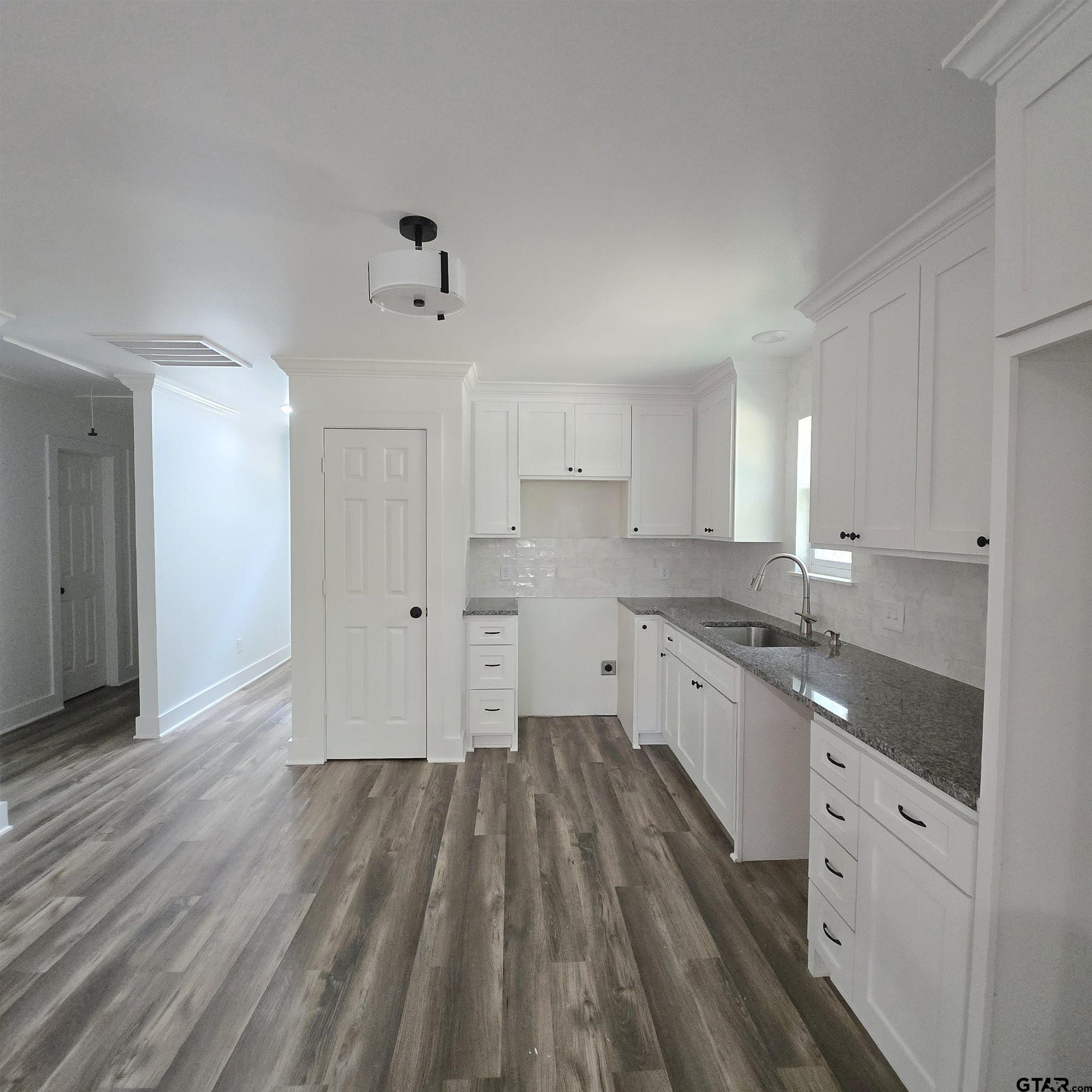 Image 3: Kitchen