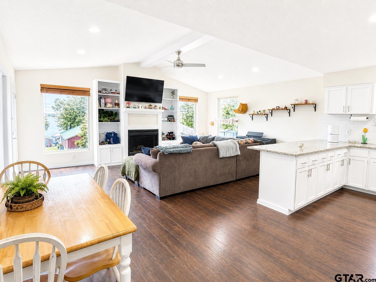 Image 3: Living Room