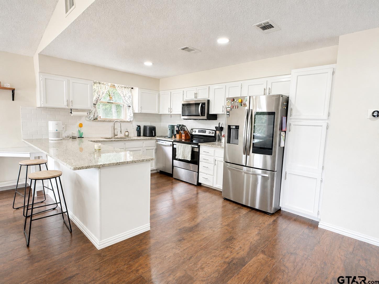 Image 4: Kitchen