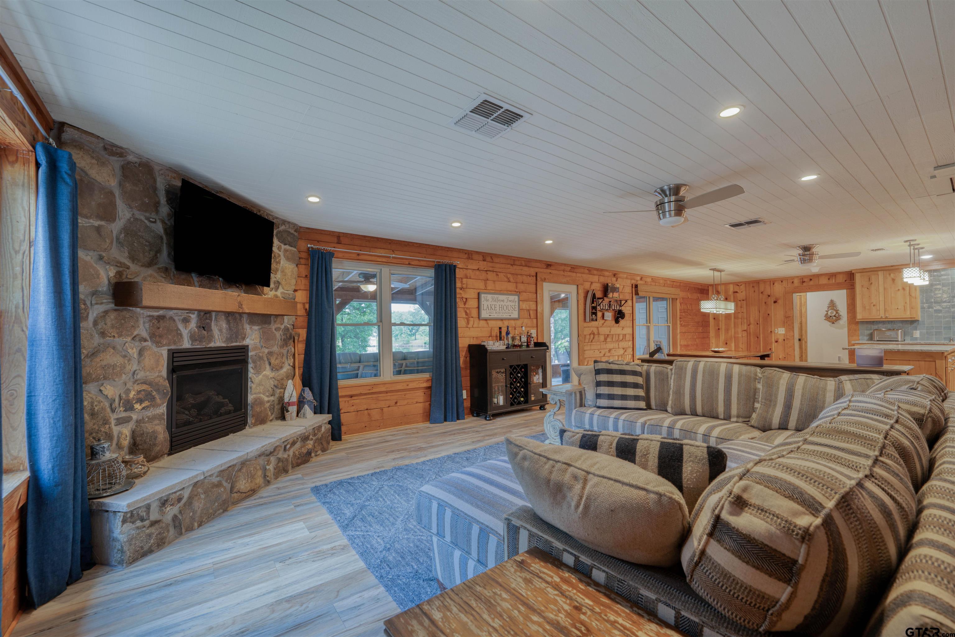 Image 2: Living Room