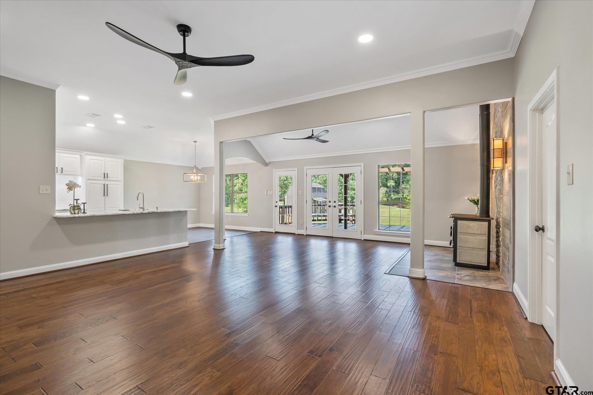 Image 4: Living Room