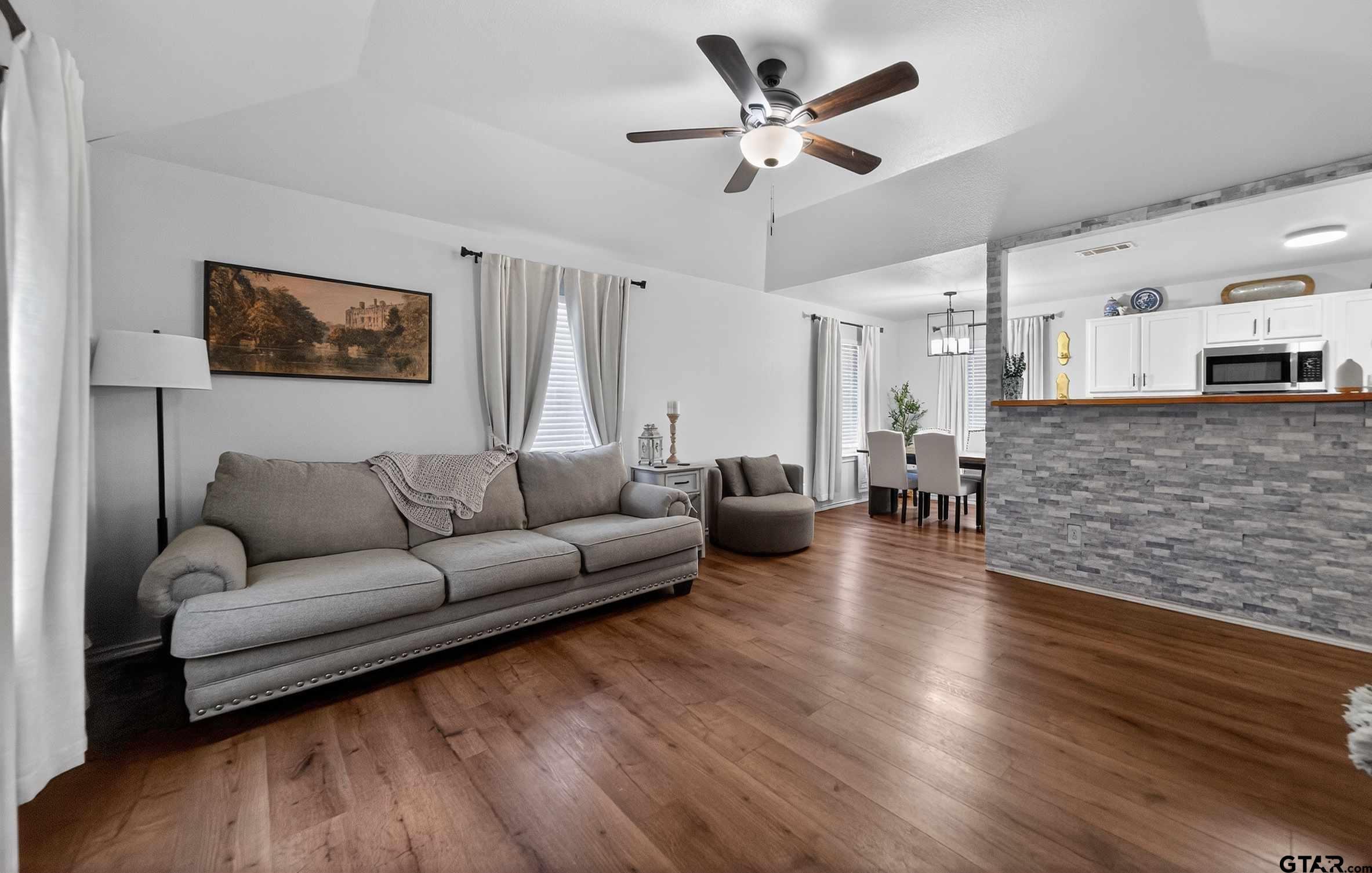 Image 3: Living Room