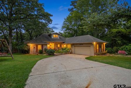 226 PINEWOOD LN
