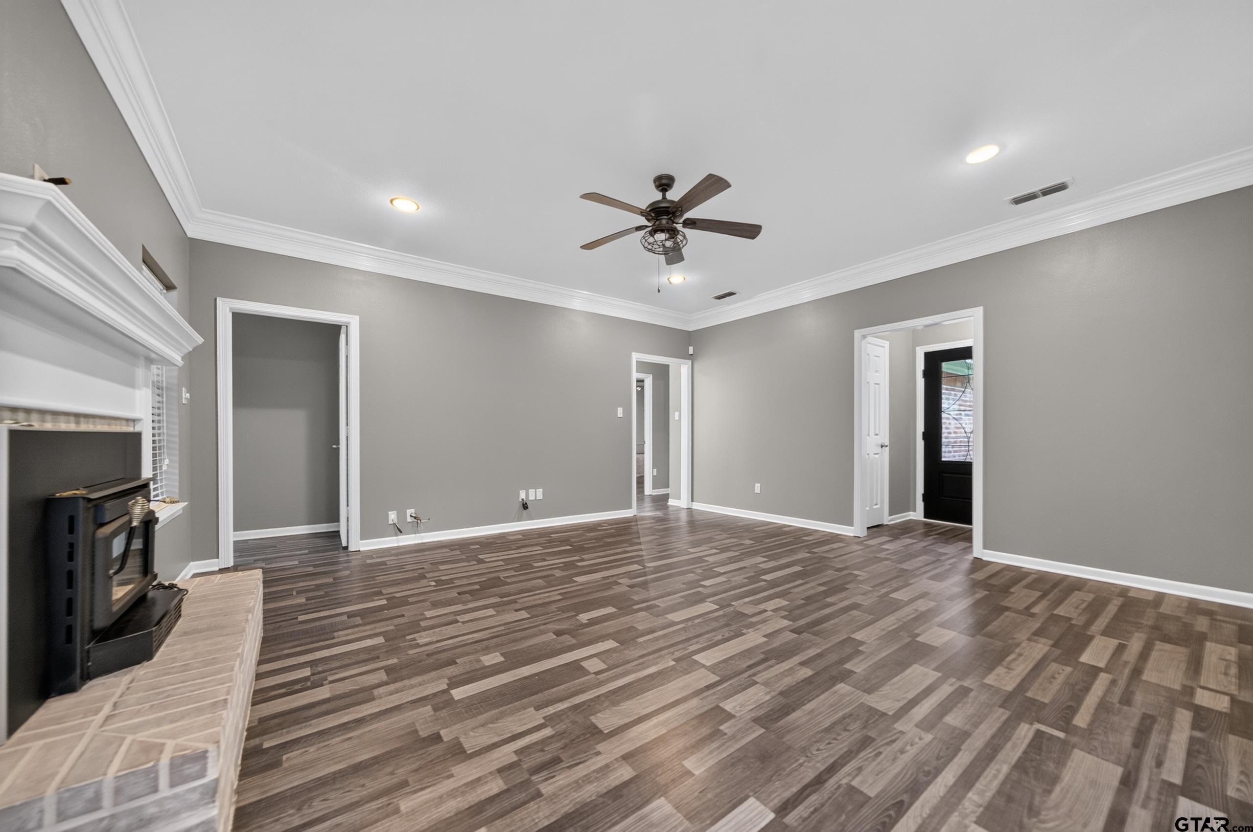 Image 3: Living Room