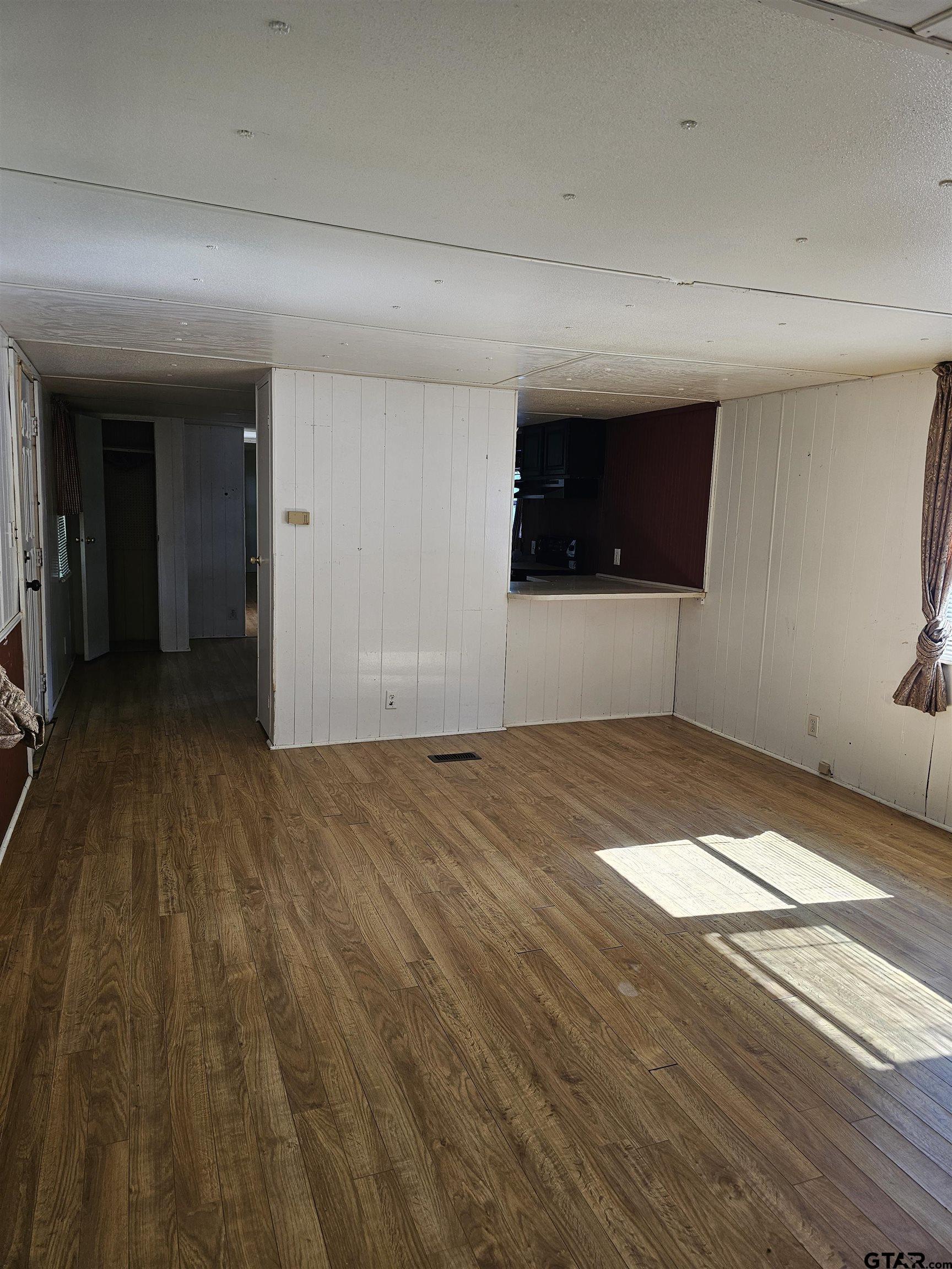 Image 4: Living room