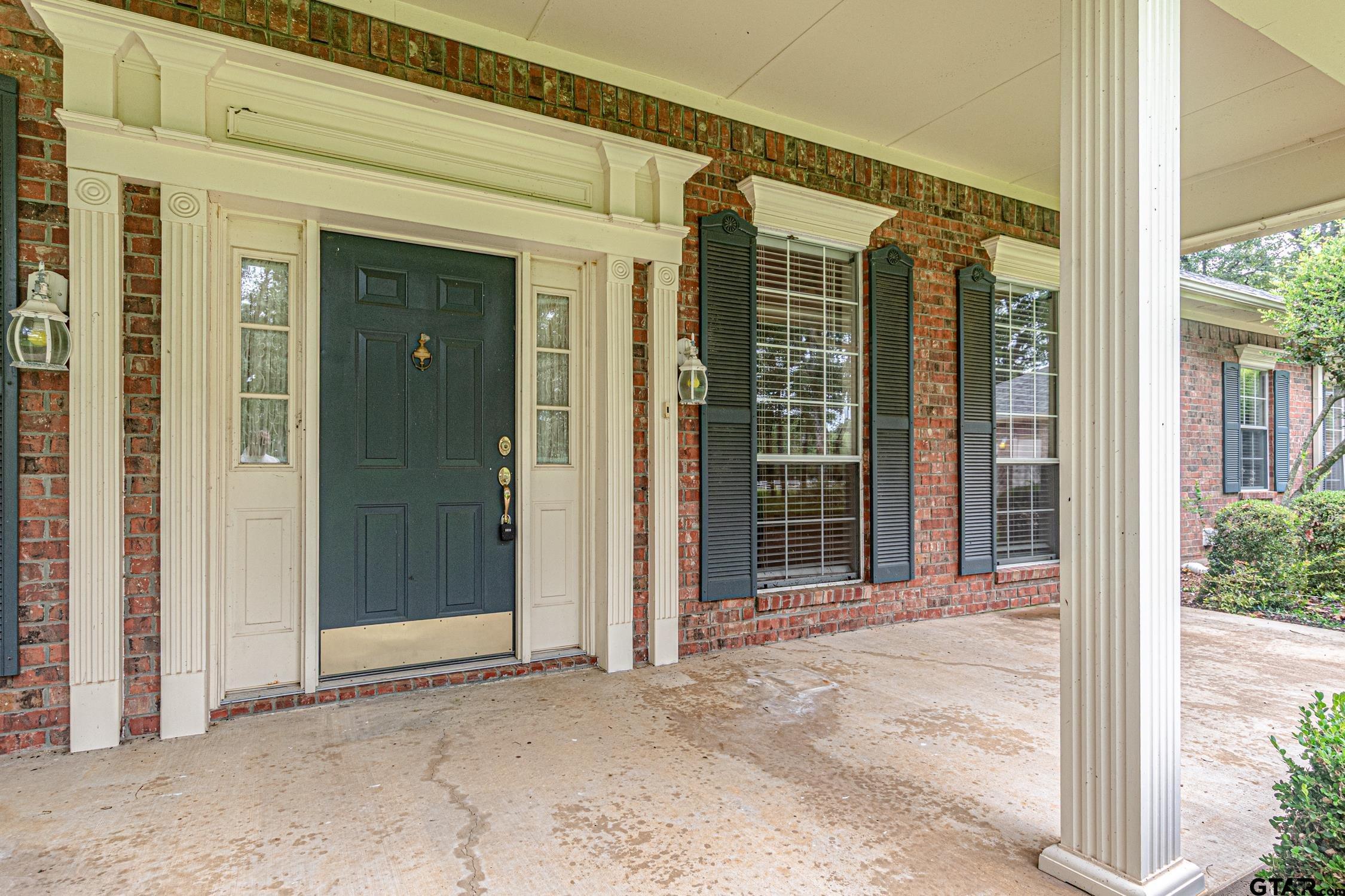 Image 2: Beautiful porch with enough room for furniture, Front of Home