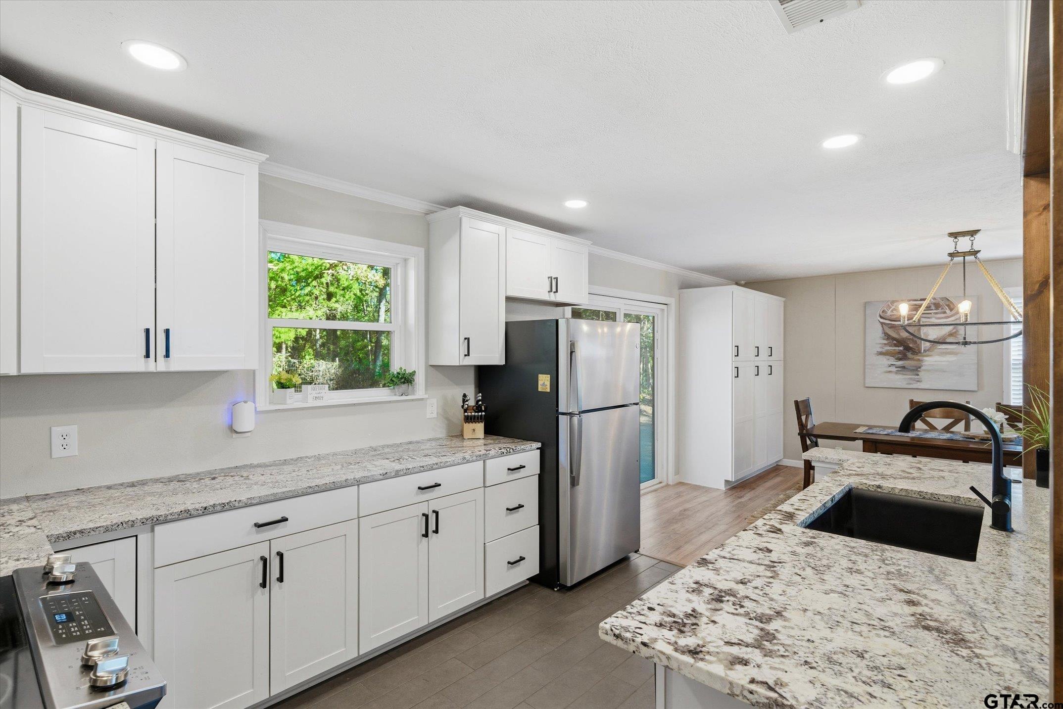 Image 2: Kitchen