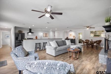 212 Treetop Ln