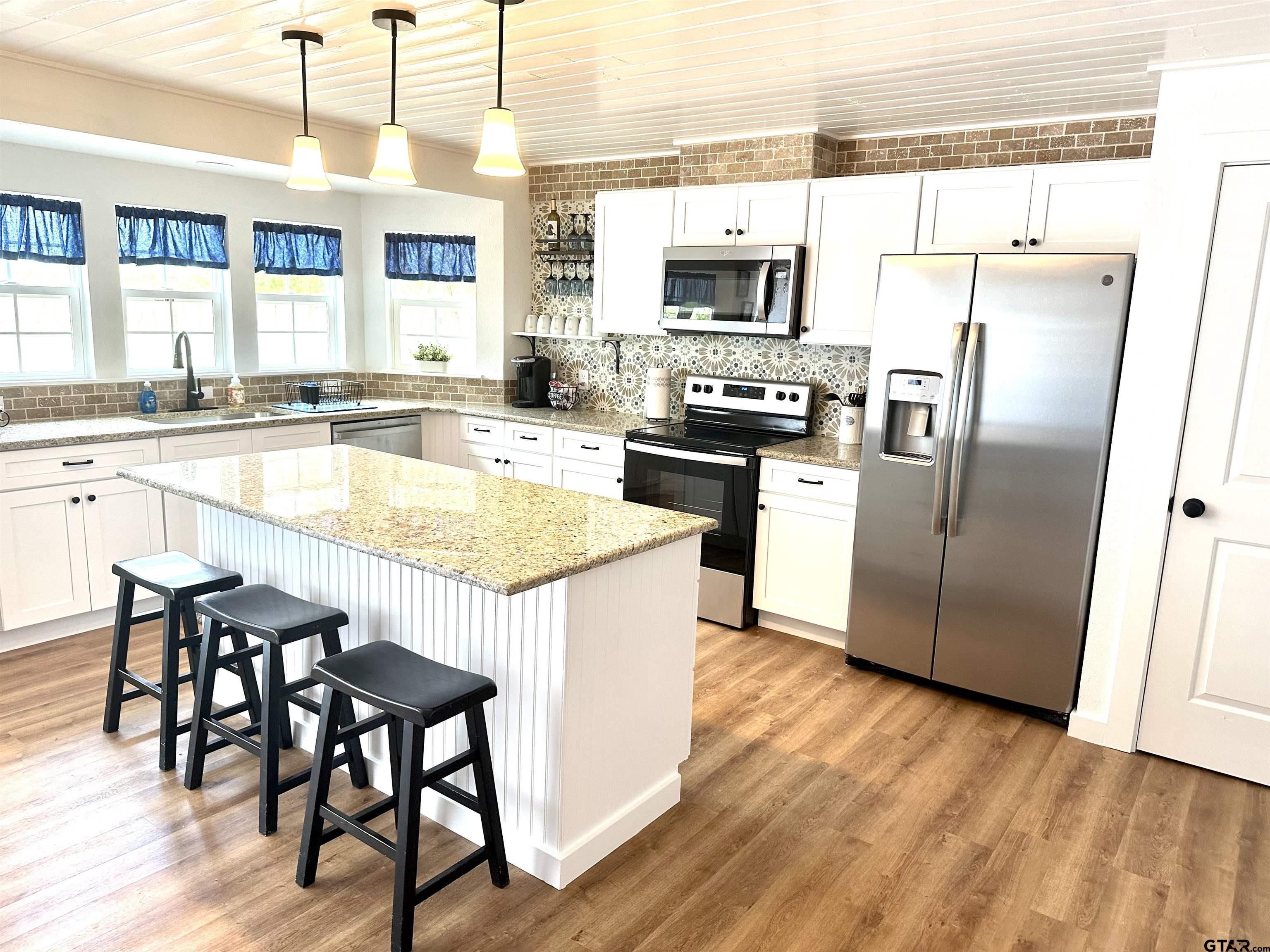 Image 4: Island in Kitchen SS frig
