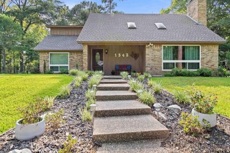 1342 Bridle Path