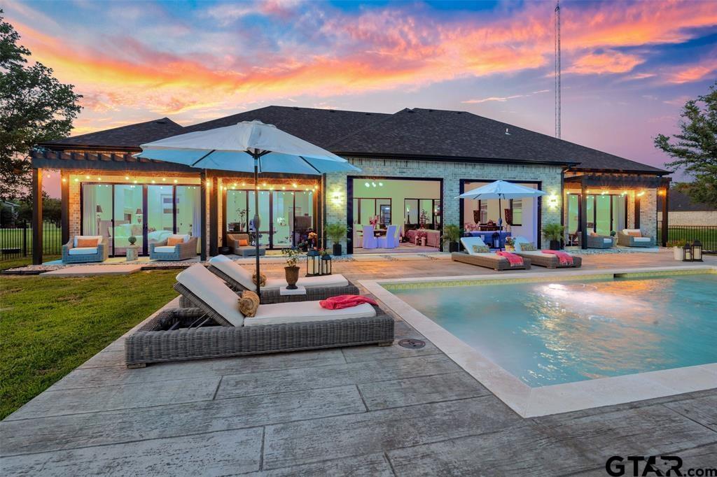 Image 1: Ultimate sanctuary overlooking backyard pool