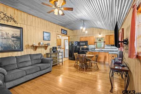 286 Private Road 52031