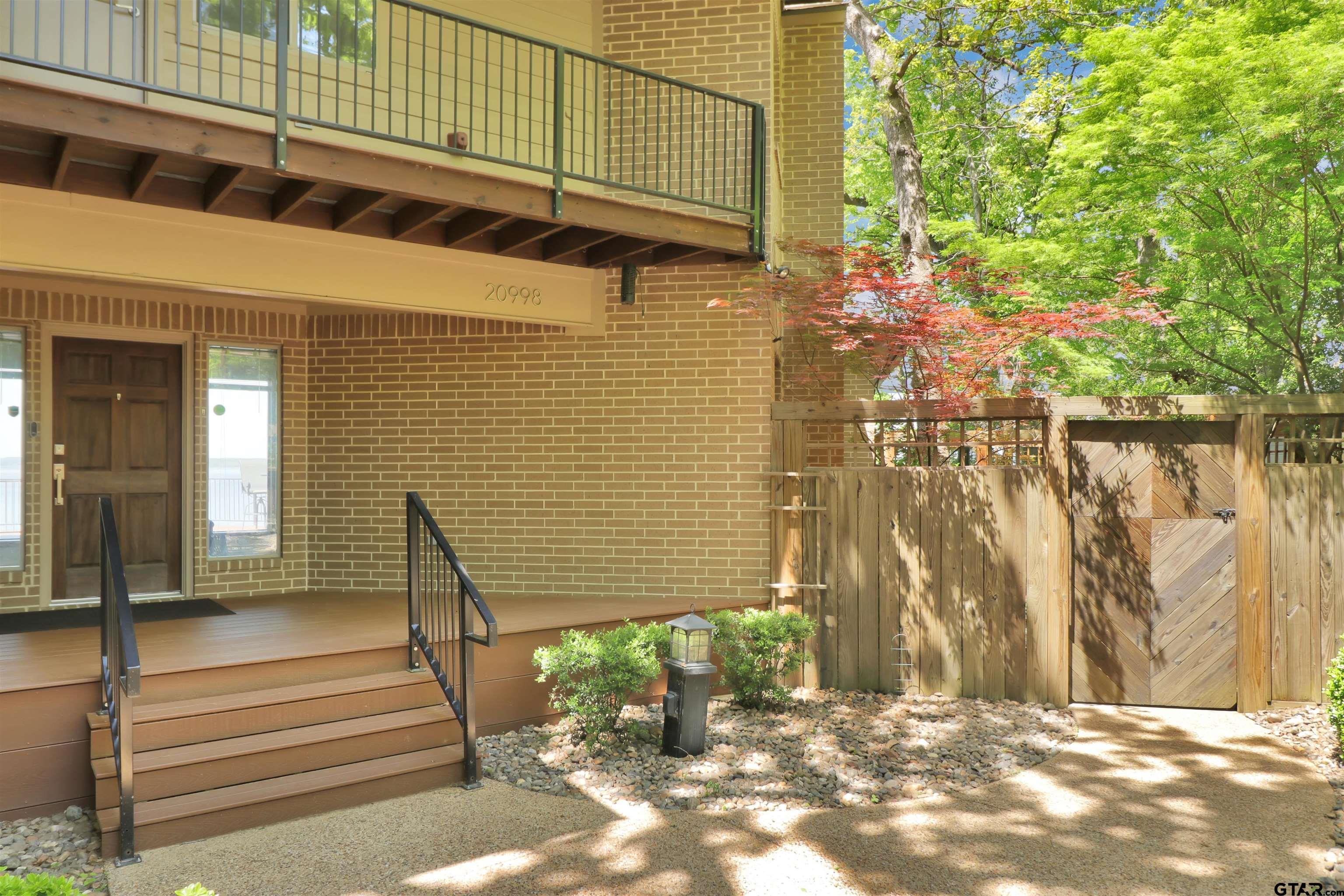 Image 3: Private Side Yard