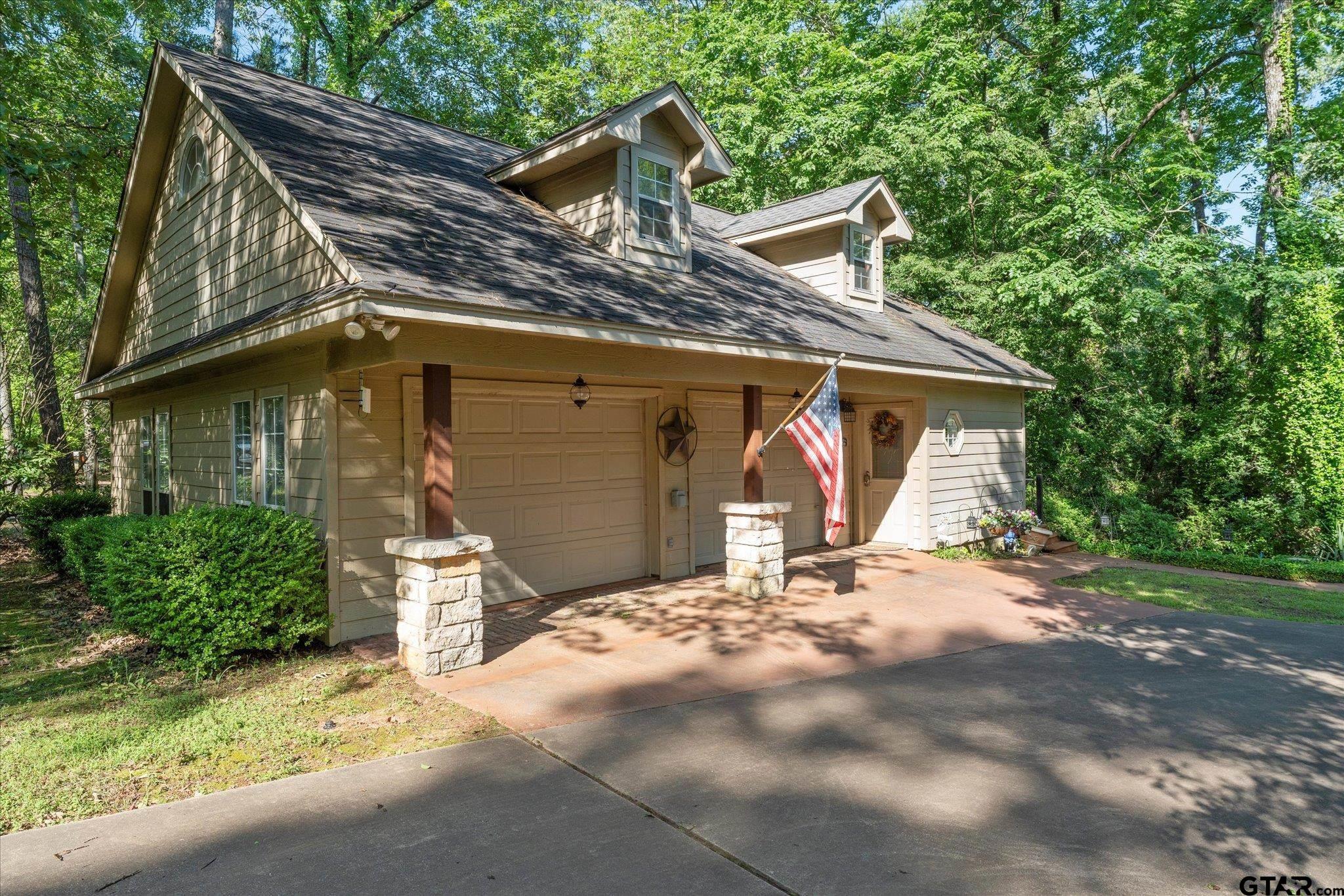Image 1: Garage/mother in suite, Garage
