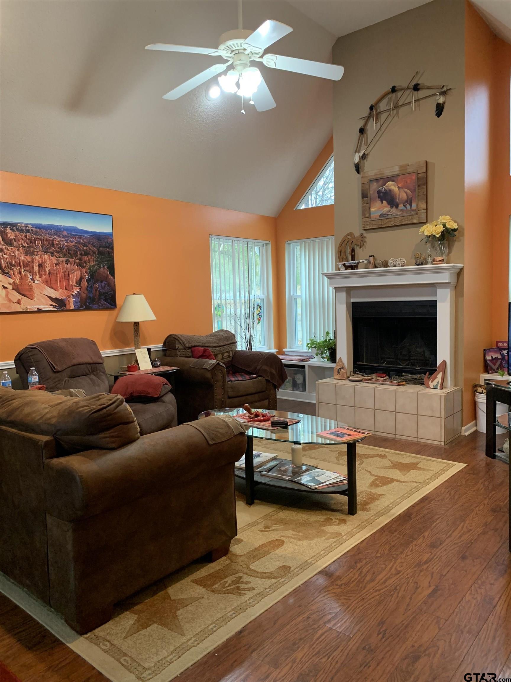 Image 2: Welcoming front room!