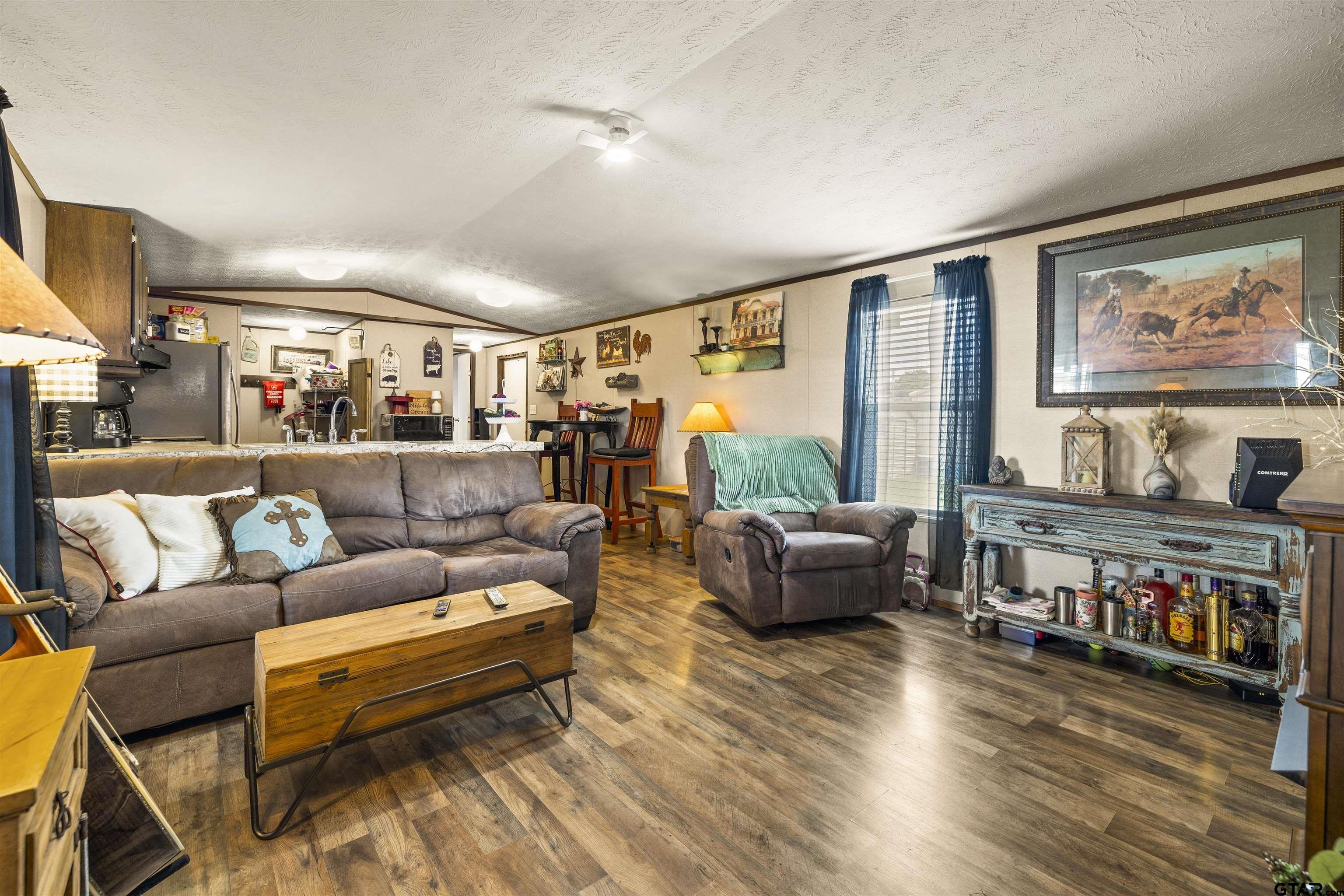 Image 4: Living Area