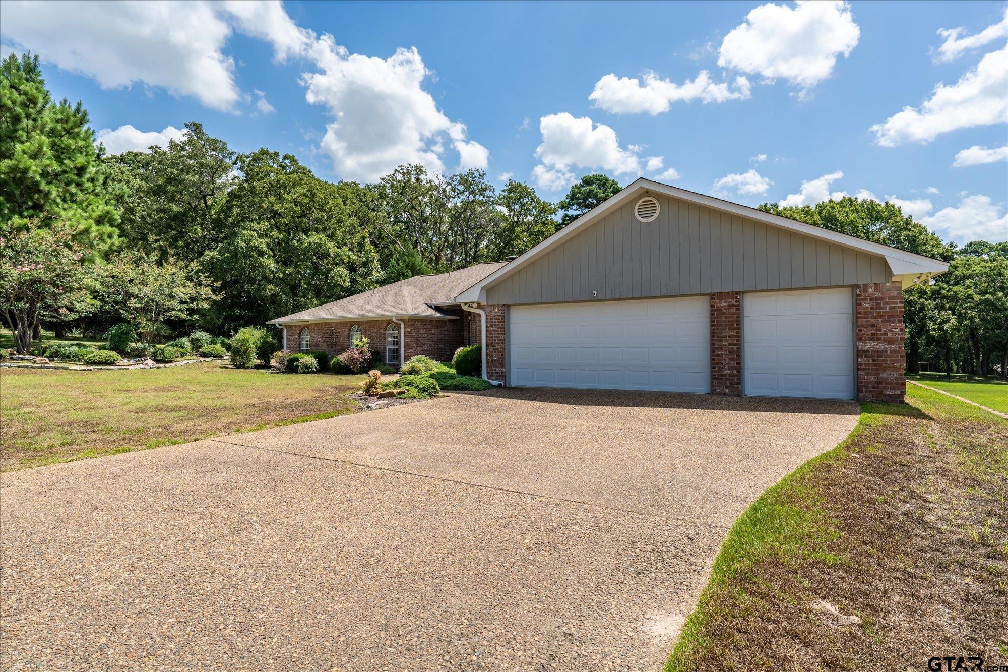 Image 3: 2-car garage plus golf cart storage