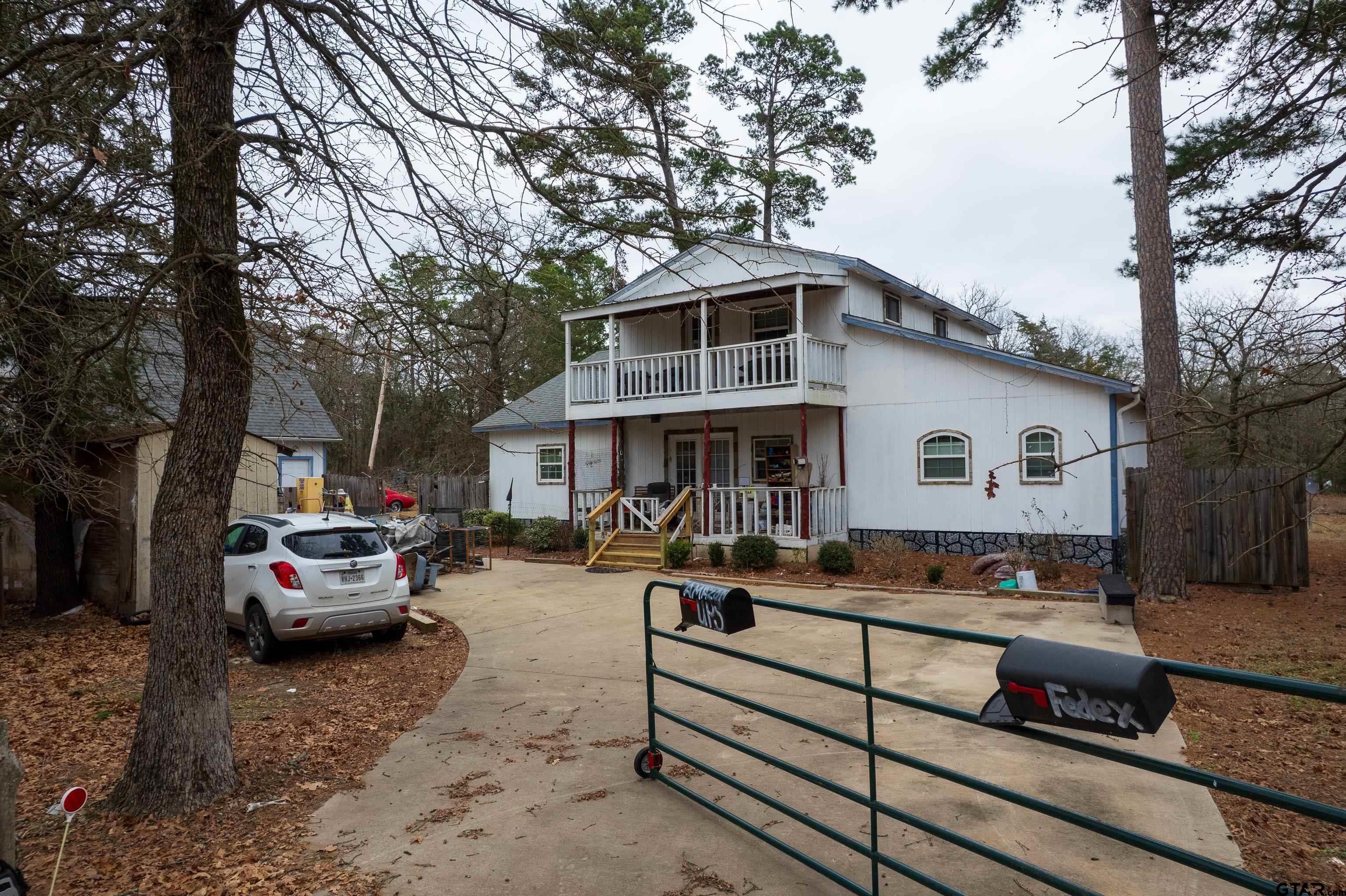 Image 3: Front gate/ driveway