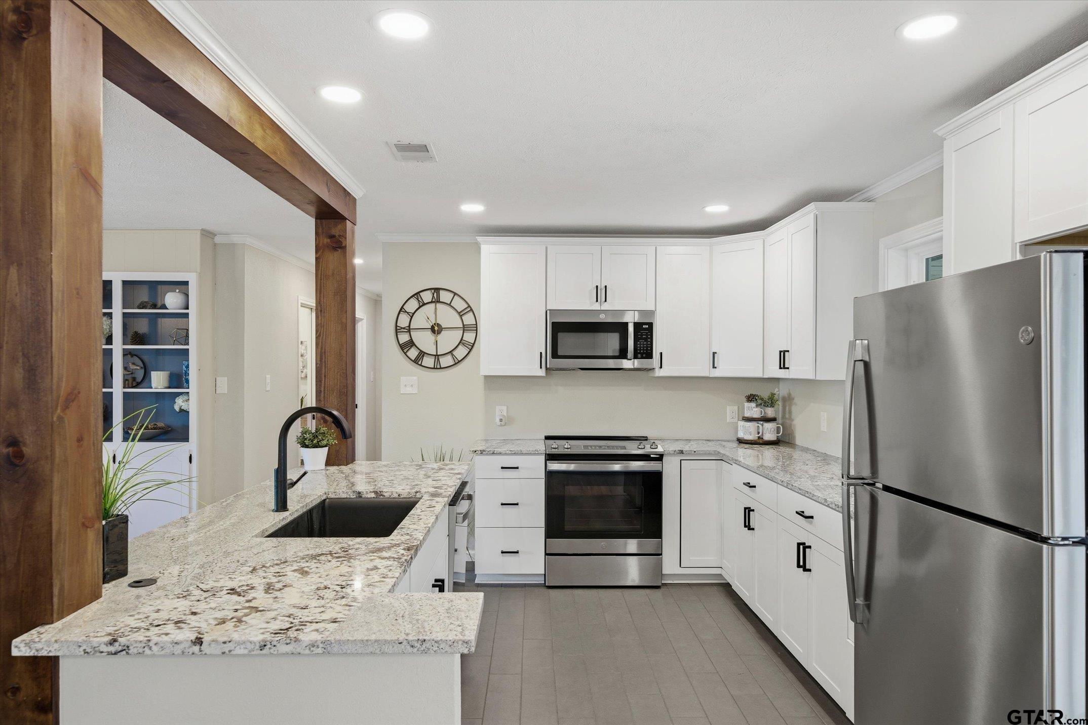 Image 3: Kitchen