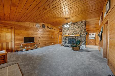 325 Laurel Ln