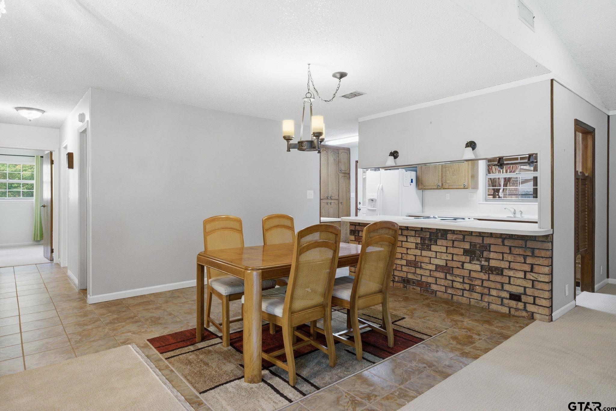 Image 3: Dining area/Kitchen