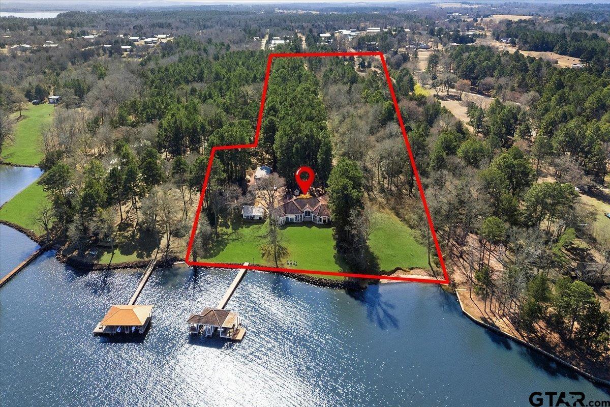 Image 1: 10 acres private beach boathouse home and guest ho