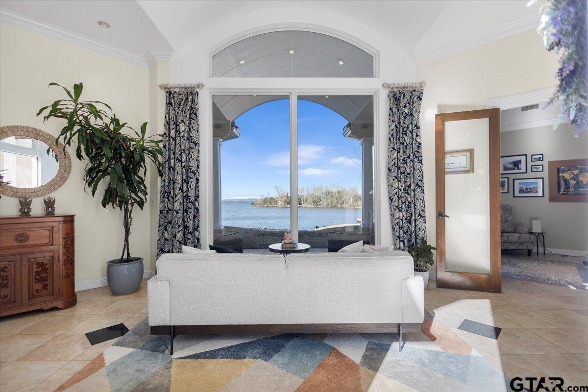 Image 3: inside entrance with instant views of the lake