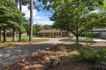 208 Treetop Ln