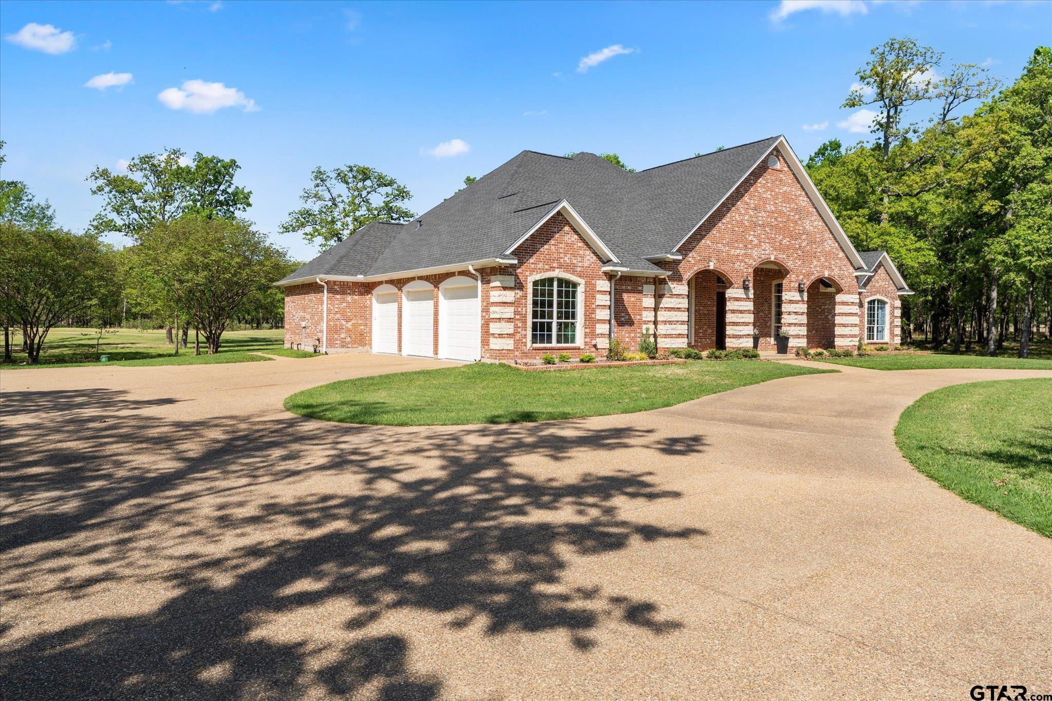 Image 2: 3-car garage