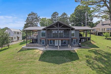 225 Roberts Loop