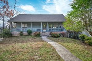 1027 Cherokee Road