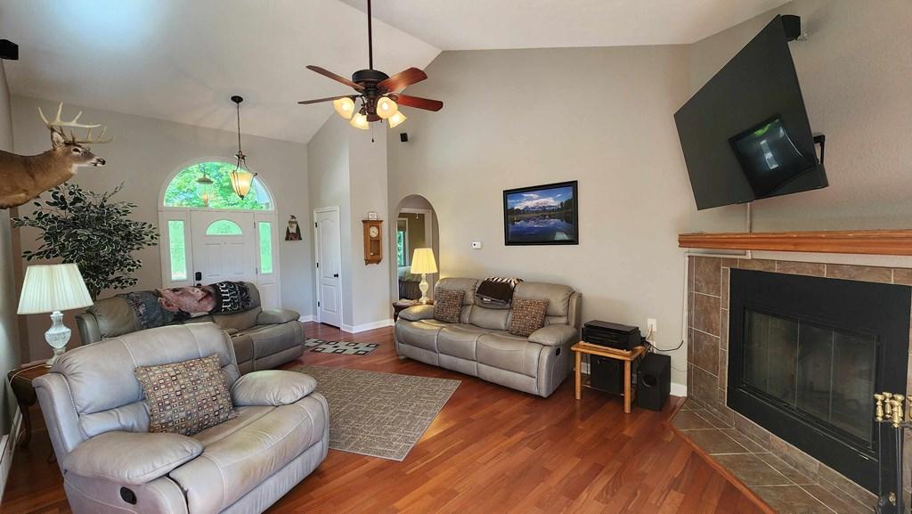 Image 4: Main Floor Living Area