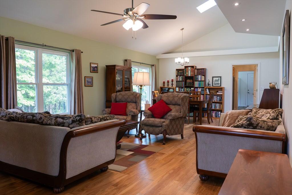 Image 2: Vaulted Ceilings