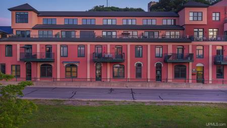 103 N Lakeshore Boulevard
